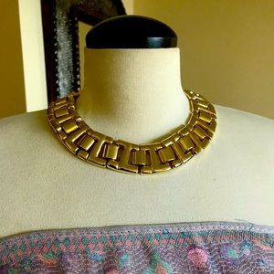 Gorgeous thick interlocking necklace.